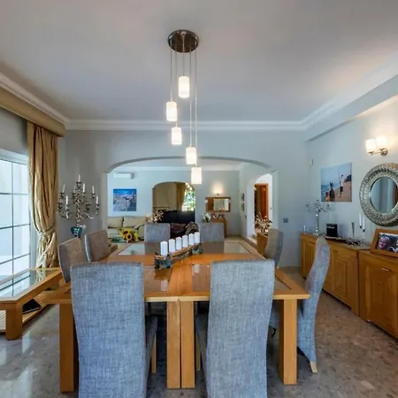 Semesterbostad 4 Bedroom In Quinta Do With Golf Views Almancil