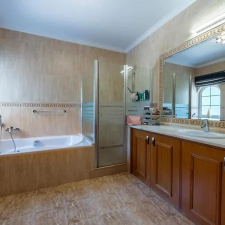 4 Bedroom In Quinta Do With Golf Views *